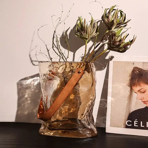 Vase en verre plissé ambre pour la décoration du salon
