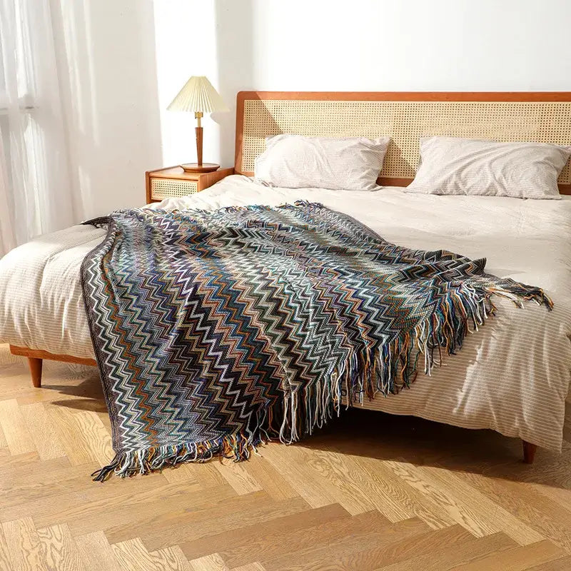 Jeté de lit bohème tricoté à pompons multicolore zigzag pour chambre à coucher