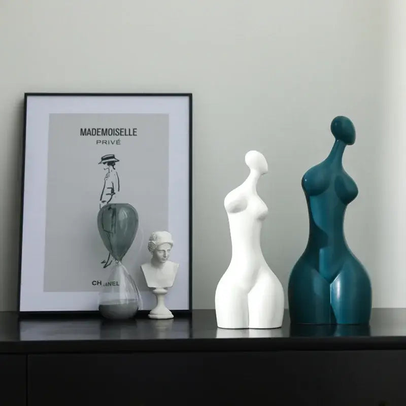 تماثيل امرأة عصرية مثيرة من السيراميك المجرد من DecorBites™ - زينة ديكور أبيض حديثة