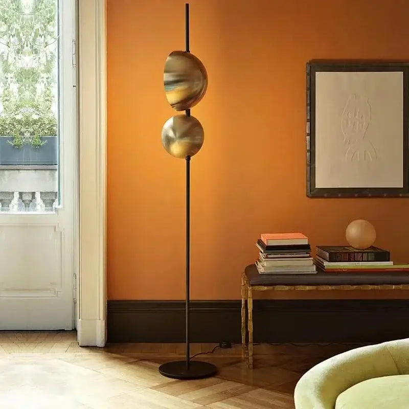 مصباح أرضي LED DecorBites™ أسود وذهبي مع عاكس ضوئي مزدوج إضاءة قائمة