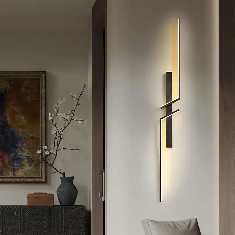 أضواء جدار DecorBites™ السوداء والذهبية LED: مصباح جداري عصري لخلفية التلفاز، غرف النوم، والسلالم