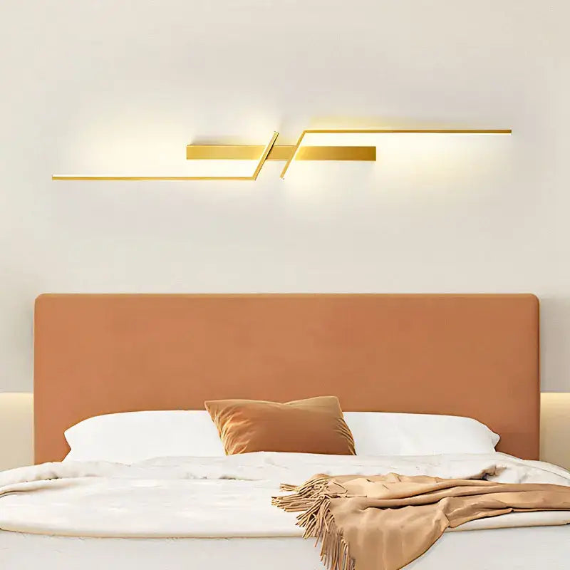 أضواء جدار DecorBites™ السوداء والذهبية LED: مصباح جداري عصري لخلفية التلفاز، غرف النوم، والسلالم