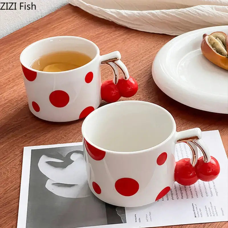قدح قهوة بورسلين مطلي بالذهب بمقبض كرزي من DecorBites™