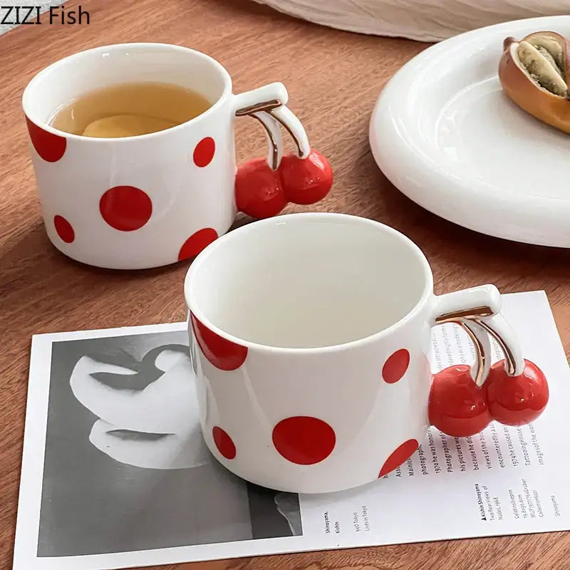 قدح قهوة بورسلين مطلي بالذهب بمقبض كرزي من DecorBites™