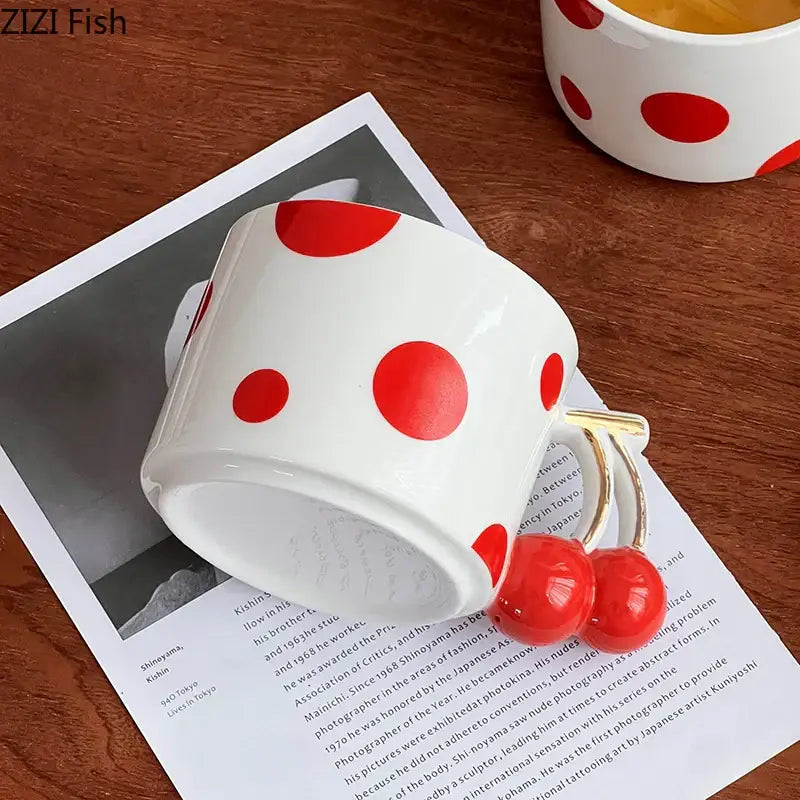 قدح قهوة بورسلين مطلي بالذهب بمقبض كرزي من DecorBites™