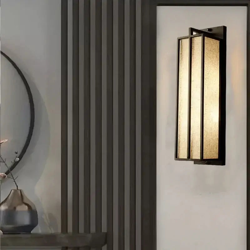 مصباح حائط من الحديد بتصميم صيني من DecorBites™ مع غطاء قماشي من الكتان