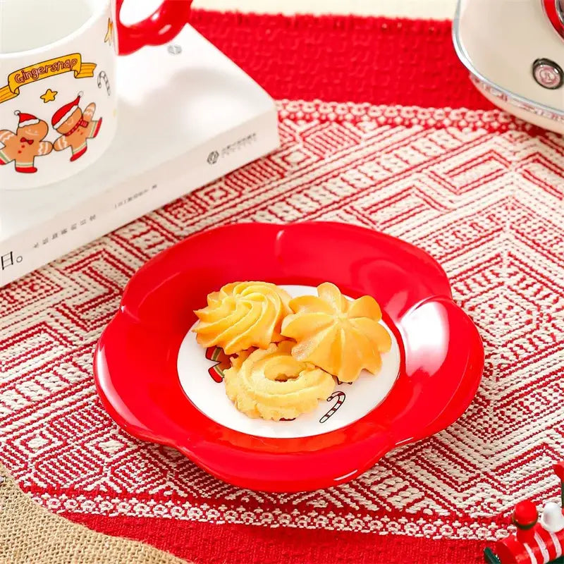طقم شاي سيراميك سانتا لعيد الميلاد من DecorBites™ مع ملعقة وفنجان قهوة وطبق فني