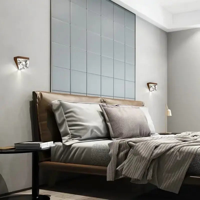 أبليك حائط كريستال ليد من DecorBites™‎: إضاءة فاخرة لغرفة النوم بتصميم عصري بسيط