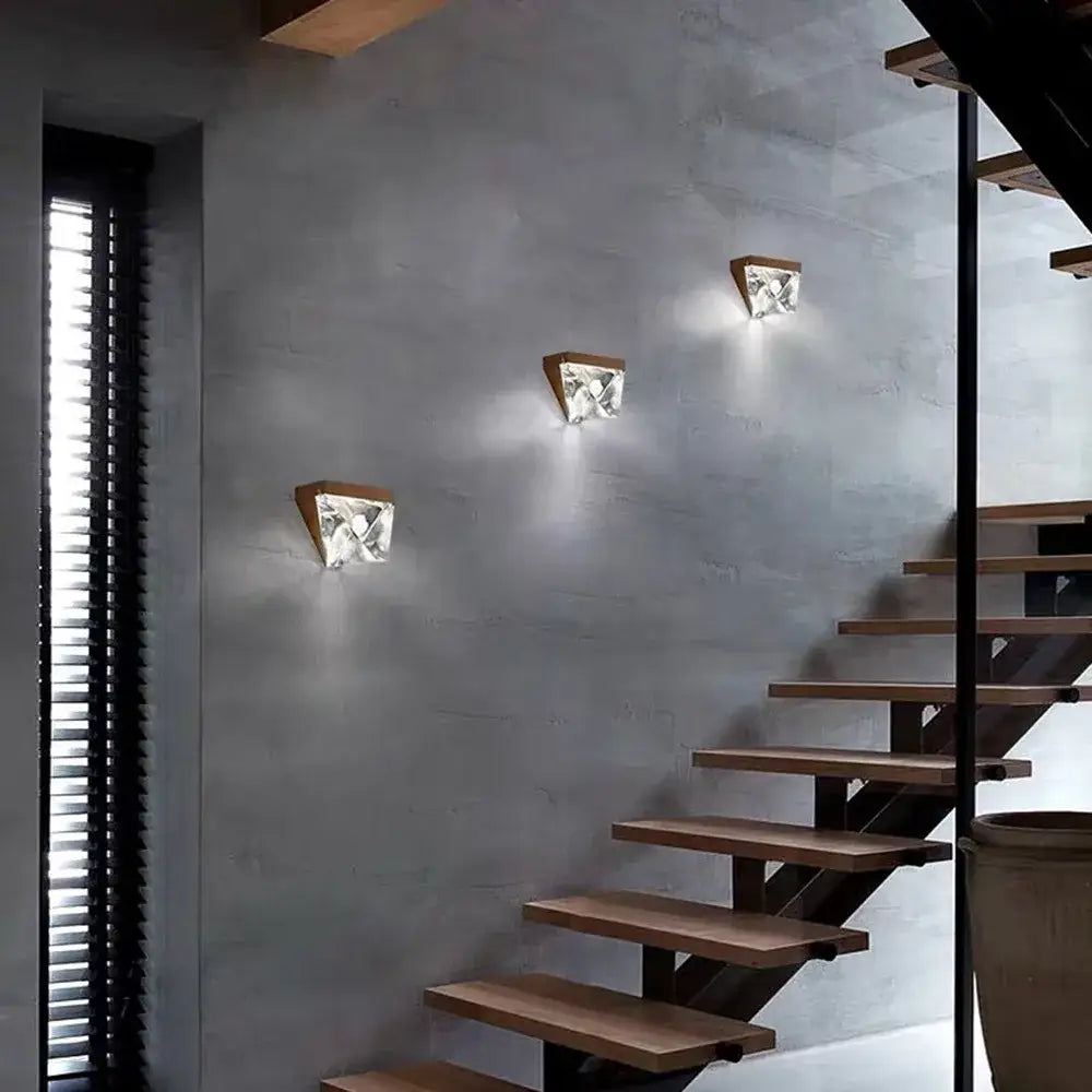 أبليك حائط كريستال ليد من DecorBites™‎: إضاءة فاخرة لغرفة النوم بتصميم عصري بسيط