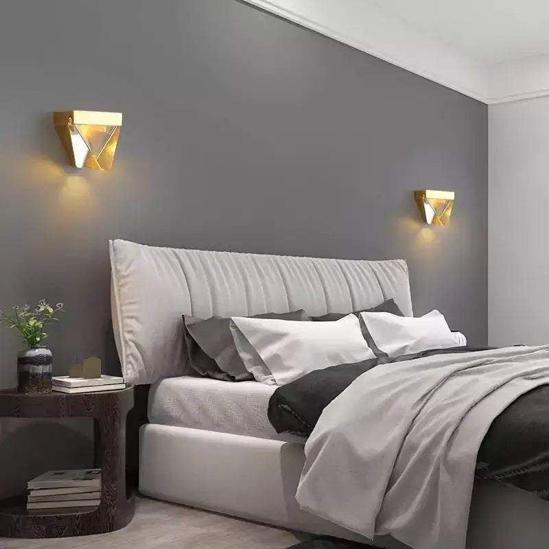أبليك حائط كريستال ليد من DecorBites™‎: إضاءة فاخرة لغرفة النوم بتصميم عصري بسيط