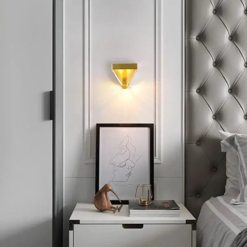 أبليك حائط كريستال ليد من DecorBites™‎: إضاءة فاخرة لغرفة النوم بتصميم عصري بسيط