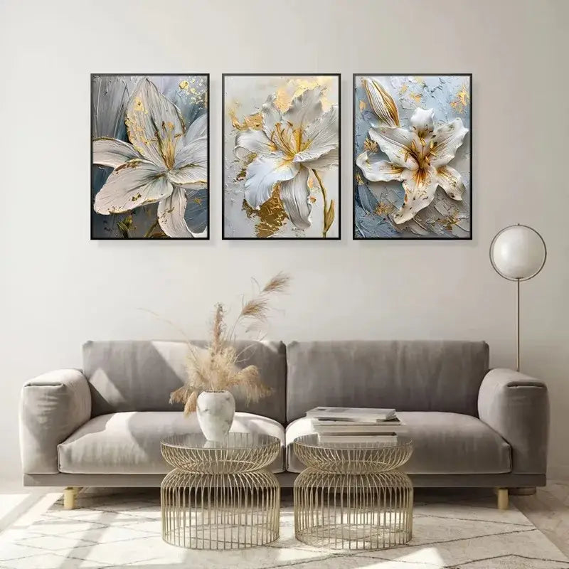 لوحة حائط قماشية ثلاثية الأبعاد بتصميم زهري باللونين الذهبي والأبيض من DecorBites™