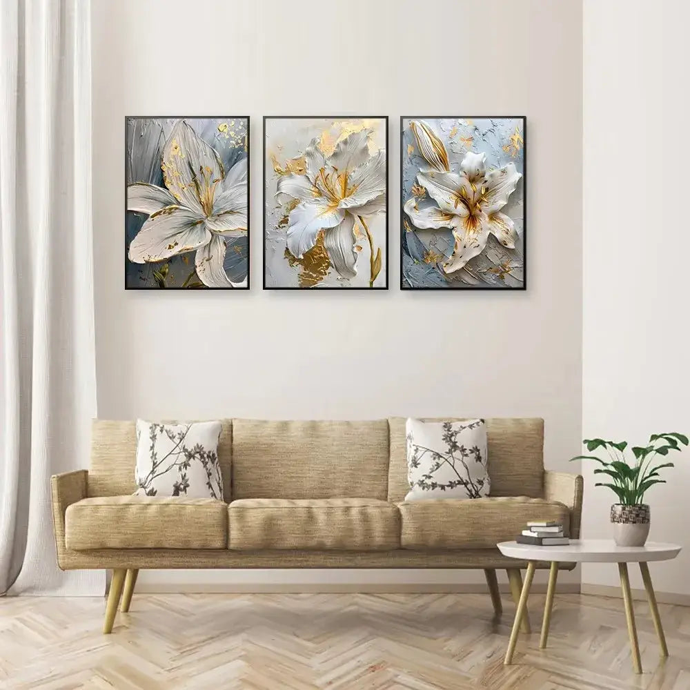 لوحة حائط قماشية ثلاثية الأبعاد بتصميم زهري باللونين الذهبي والأبيض من DecorBites™