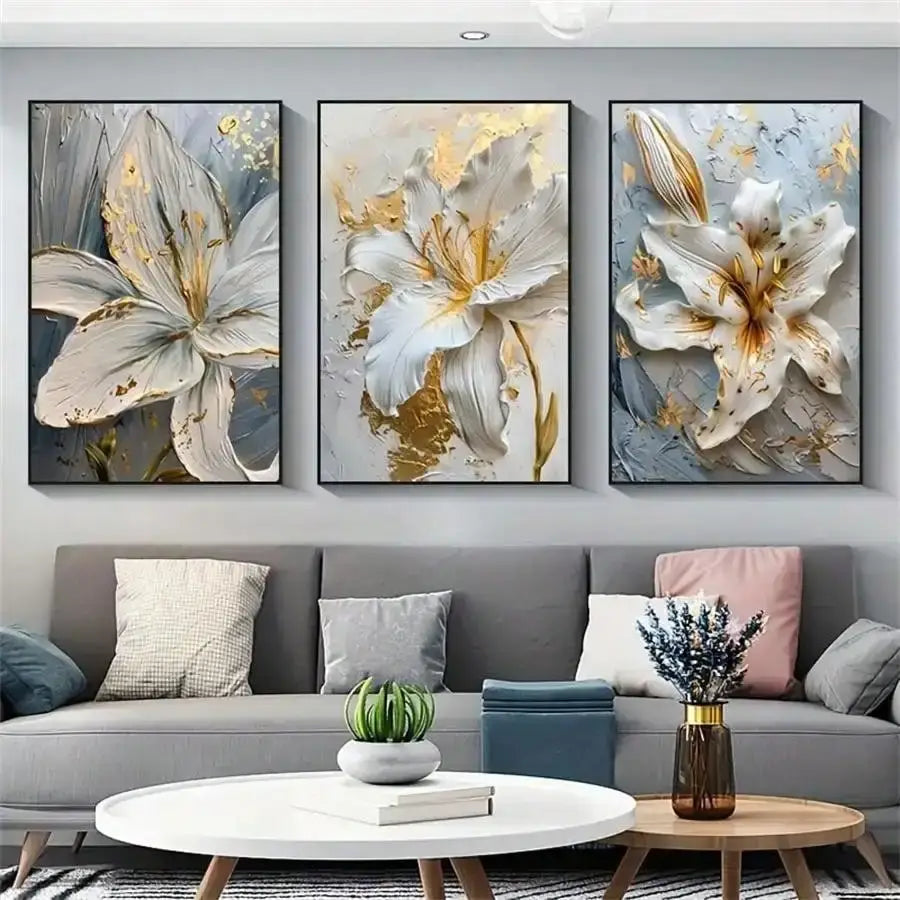 لوحة حائط قماشية ثلاثية الأبعاد بتصميم زهري باللونين الذهبي والأبيض من DecorBites™