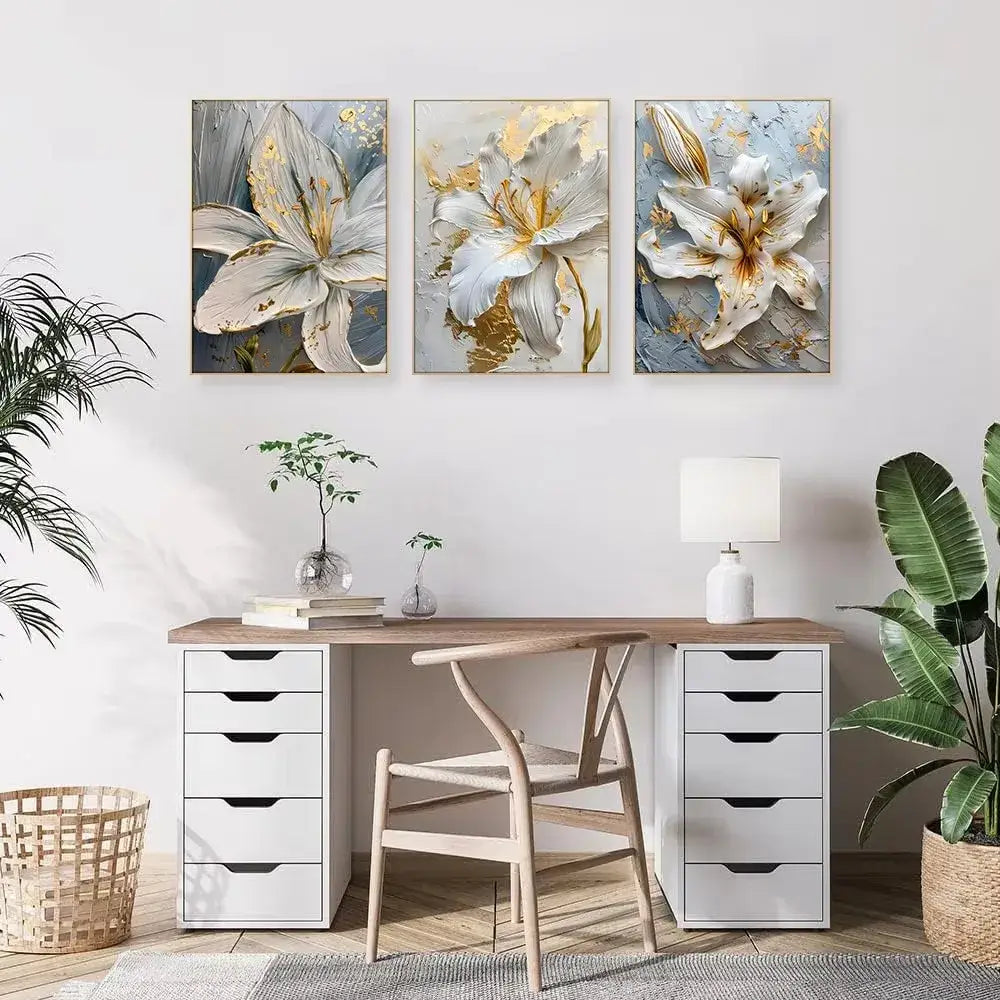 لوحة حائط قماشية ثلاثية الأبعاد بتصميم زهري باللونين الذهبي والأبيض من DecorBites™