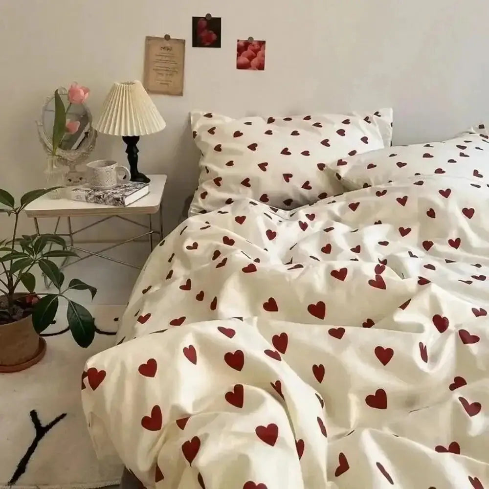 طقم لحاف سرير بتصميم قلب على الطراز الكوري من DecorBites™ - مقاسات من سرير مفرد إلى سرير كوين