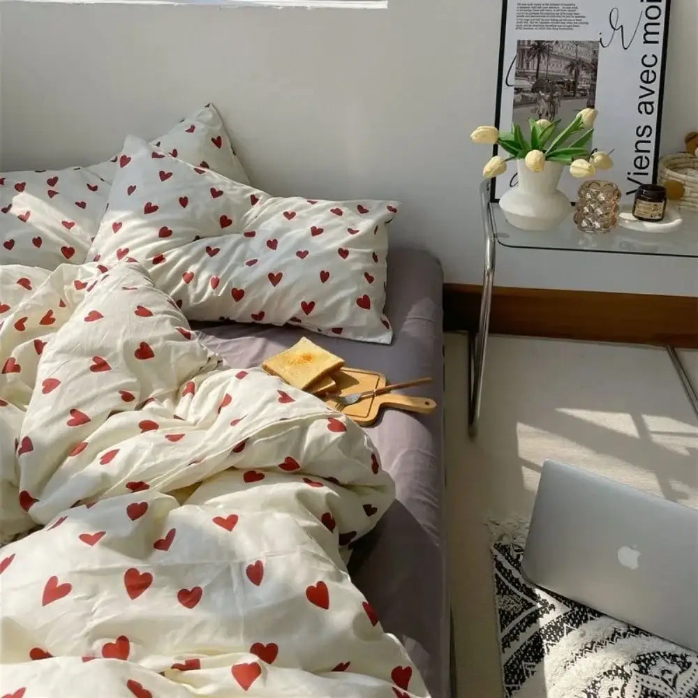 طقم لحاف سرير بتصميم قلب على الطراز الكوري من DecorBites™ - مقاسات من سرير مفرد إلى سرير كوين