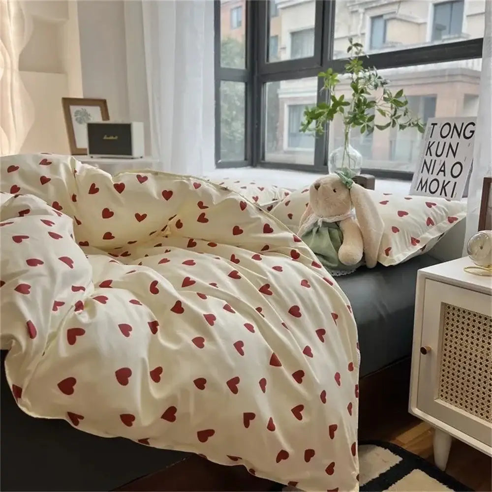 طقم لحاف سرير بتصميم قلب على الطراز الكوري من DecorBites™ - مقاسات من سرير مفرد إلى سرير كوين