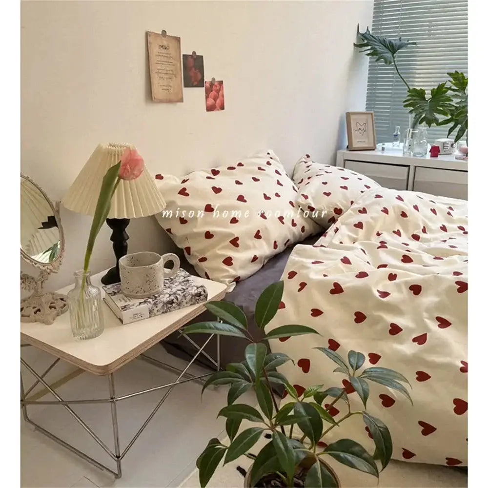 طقم لحاف سرير بتصميم قلب على الطراز الكوري من DecorBites™ - مقاسات من سرير مفرد إلى سرير كوين