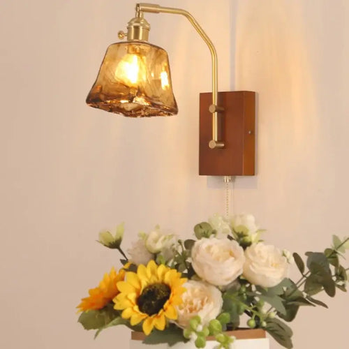 Applique murale chambre en verre ambré et bois, finition laiton, éclairage LED