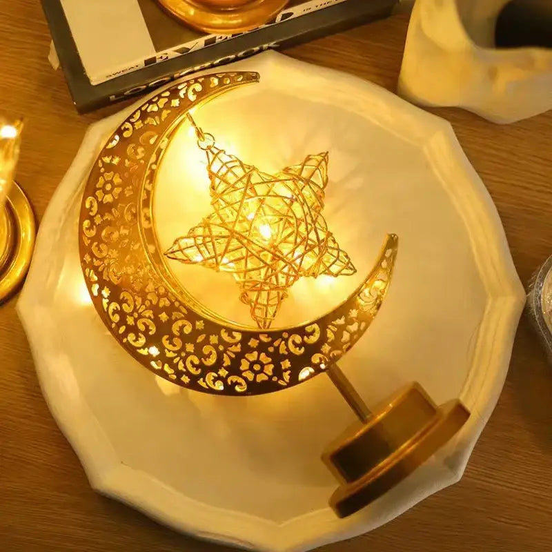 مصباح طاولة ليد على شكل هلال ونجوم رمضان من ديكور بايتس™ لتزيين العيد
