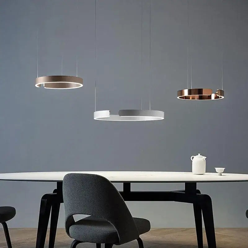 ثريا حلقة LED من DecorBites™: إضاءة حديثة لطاولة غرفة الطعام وديكور منزلي
