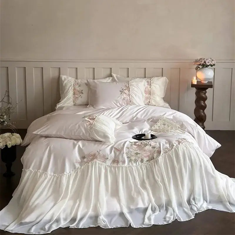 طقم لحاف سرير زفاف فاخر من DecorBites™ مزخرف بالدانتيل والزهور، غطاء لحاف وملاءة ووسادة