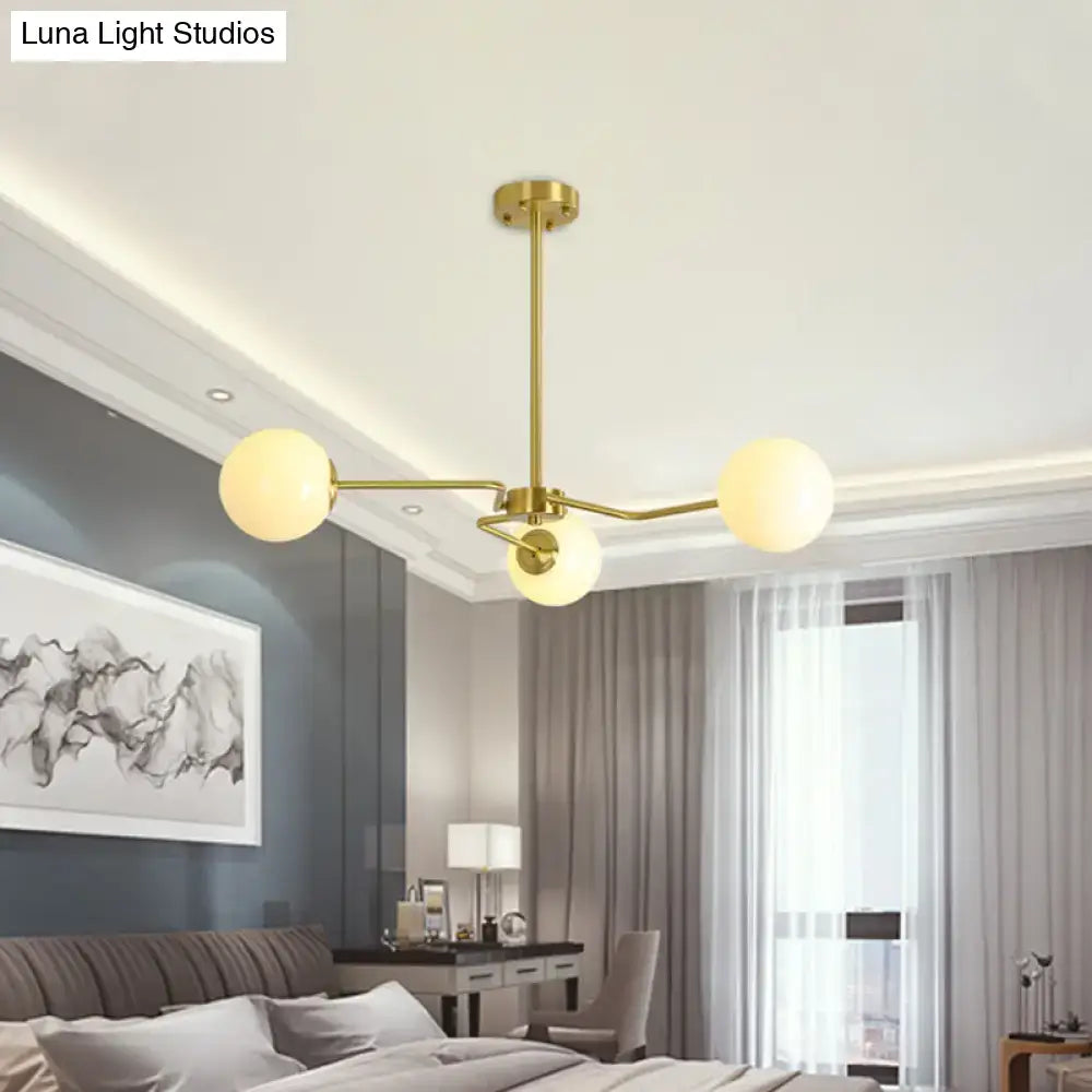 مصباح سقف ذهبي حديث من DecorBites™ مع غطاء زجاجي أبيض - 3 لمبات شبه مثبتة لغرفة النوم