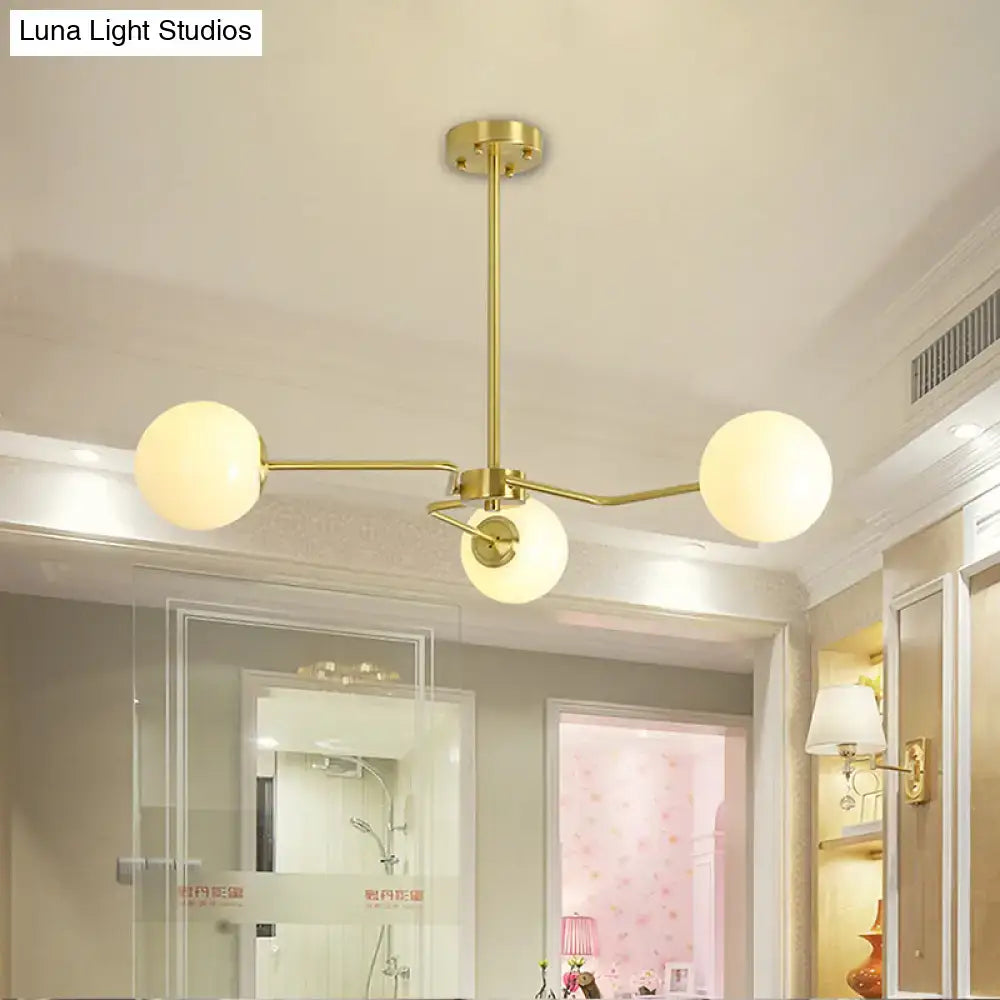 مصباح سقف ذهبي حديث من DecorBites™ مع غطاء زجاجي أبيض - 3 لمبات شبه مثبتة لغرفة النوم