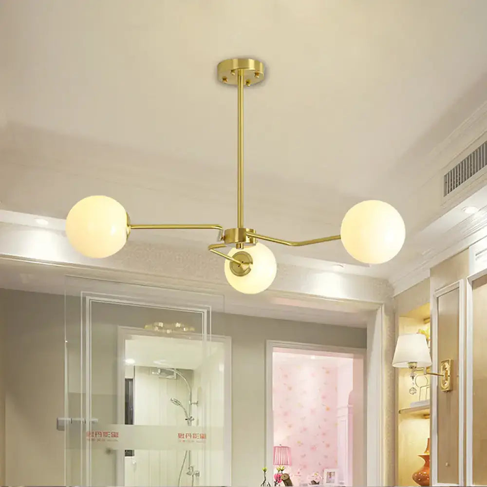 مصباح سقف ذهبي حديث من DecorBites™ مع غطاء زجاجي أبيض - 3 لمبات شبه مثبتة لغرفة النوم