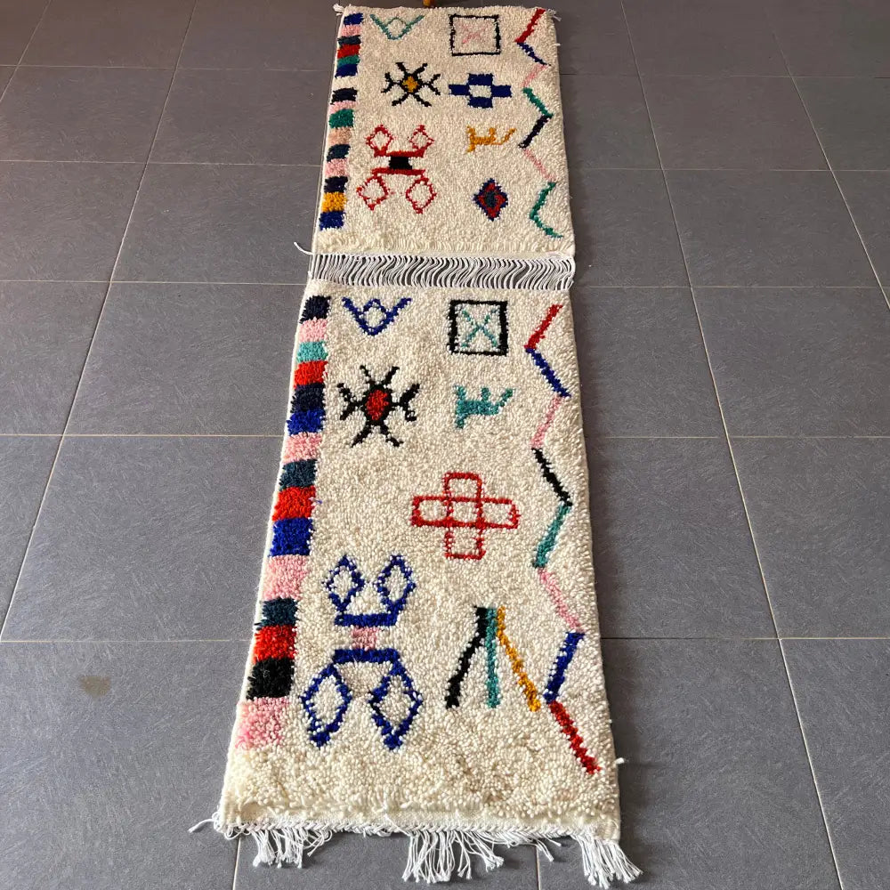 سجادة صغيرة مغربية مصنوعة يدويًا من بني وارين من DecorBites™ مقاس 1 م / 70 سم
