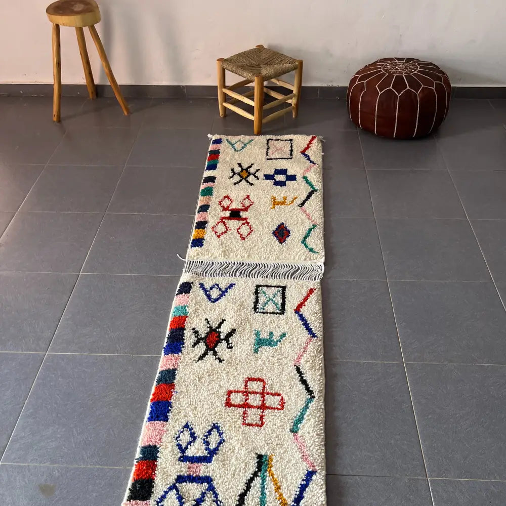 سجادة صغيرة مغربية مصنوعة يدويًا من بني وارين من DecorBites™ مقاس 1 م / 70 سم