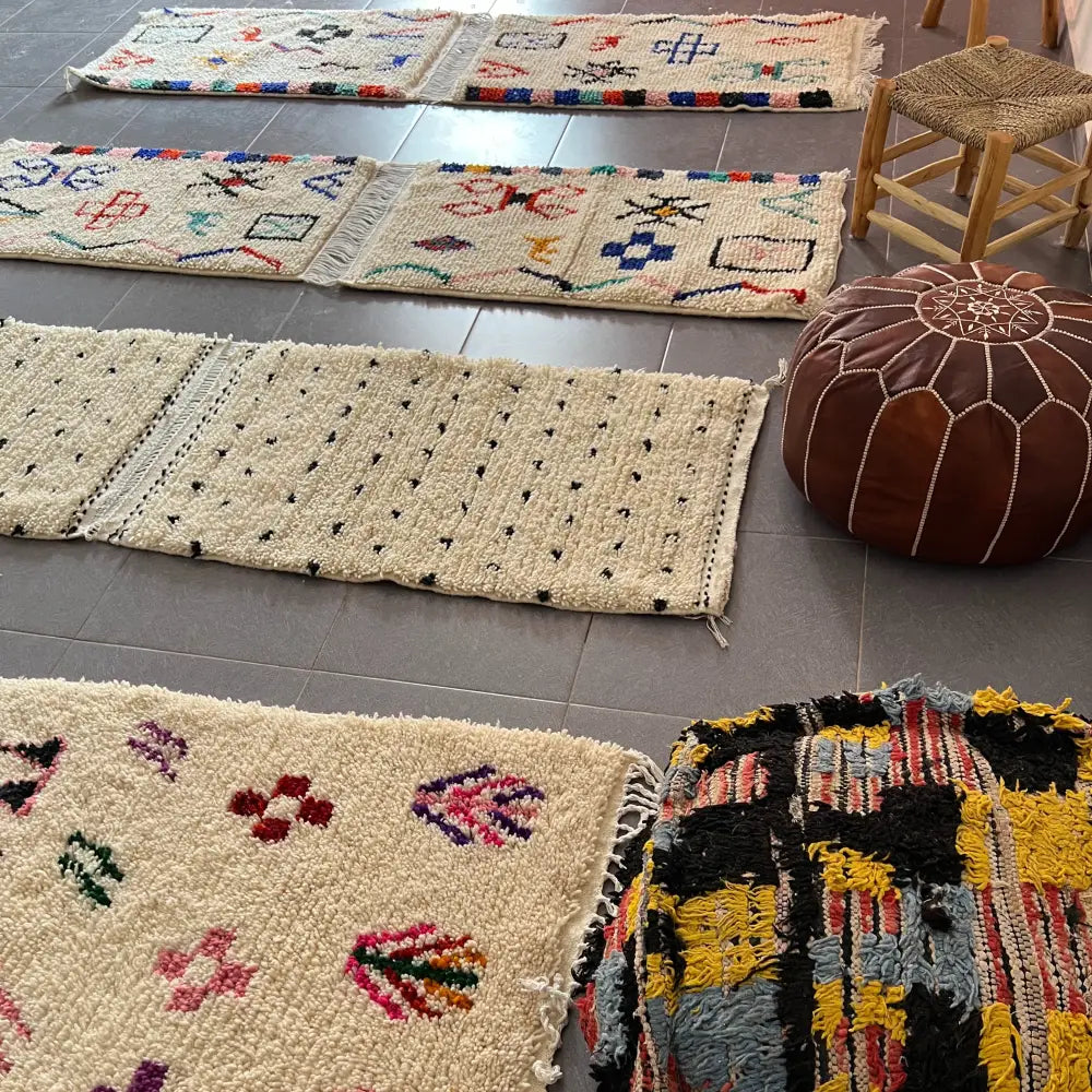 سجادة صغيرة مغربية مصنوعة يدويًا من بني وارين من DecorBites™ مقاس 1 م / 70 سم