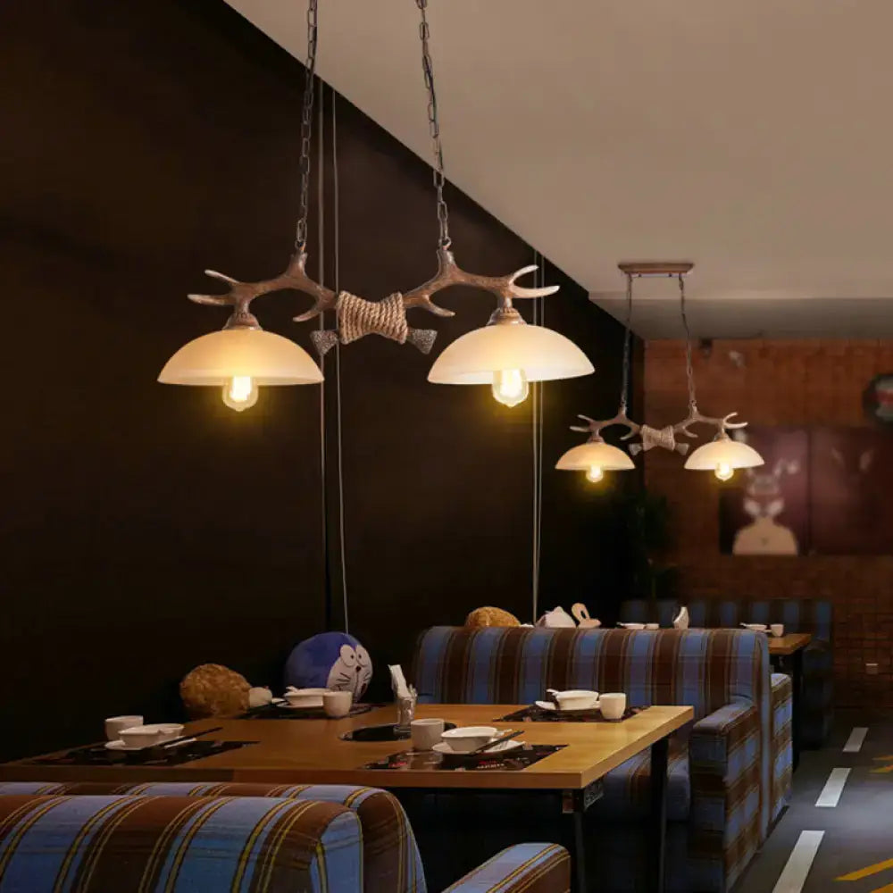 DecorBites™ ثريا جزرية زجاجية ريفية بيج مع ديكور قرون الوعل - شكل وعاء، لمبتين، مثالية لأسقف المطاعم
