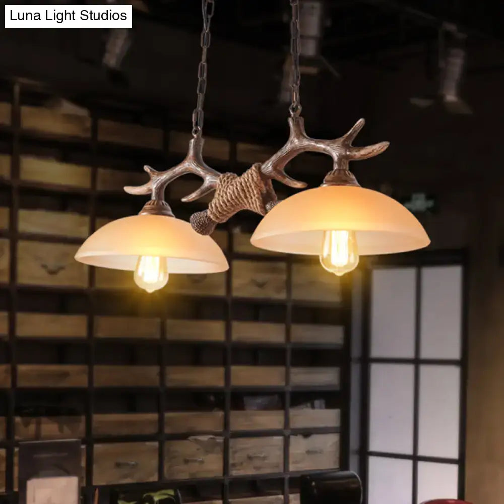 DecorBites™ ثريا جزرية زجاجية ريفية بيج مع ديكور قرون الوعل - شكل وعاء، لمبتين، مثالية لأسقف المطاعم