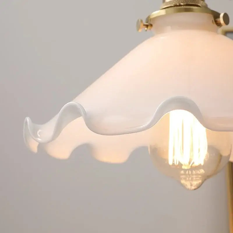 أضواء قلادة LED زجاجية بيضاء DecorBites™ مع تفاصيل خشب الجوز