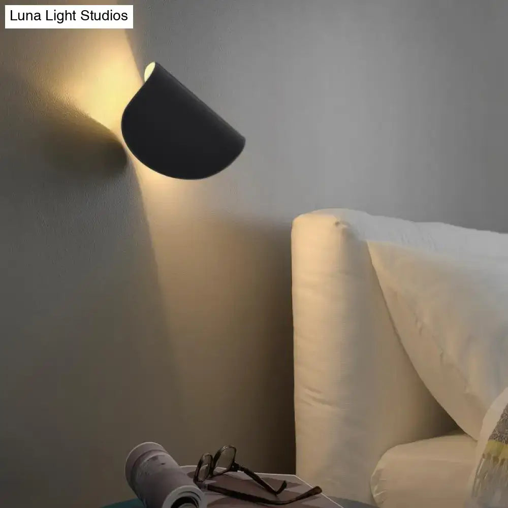 Modern curved gold wall sconce light – bedroom ambient lighting