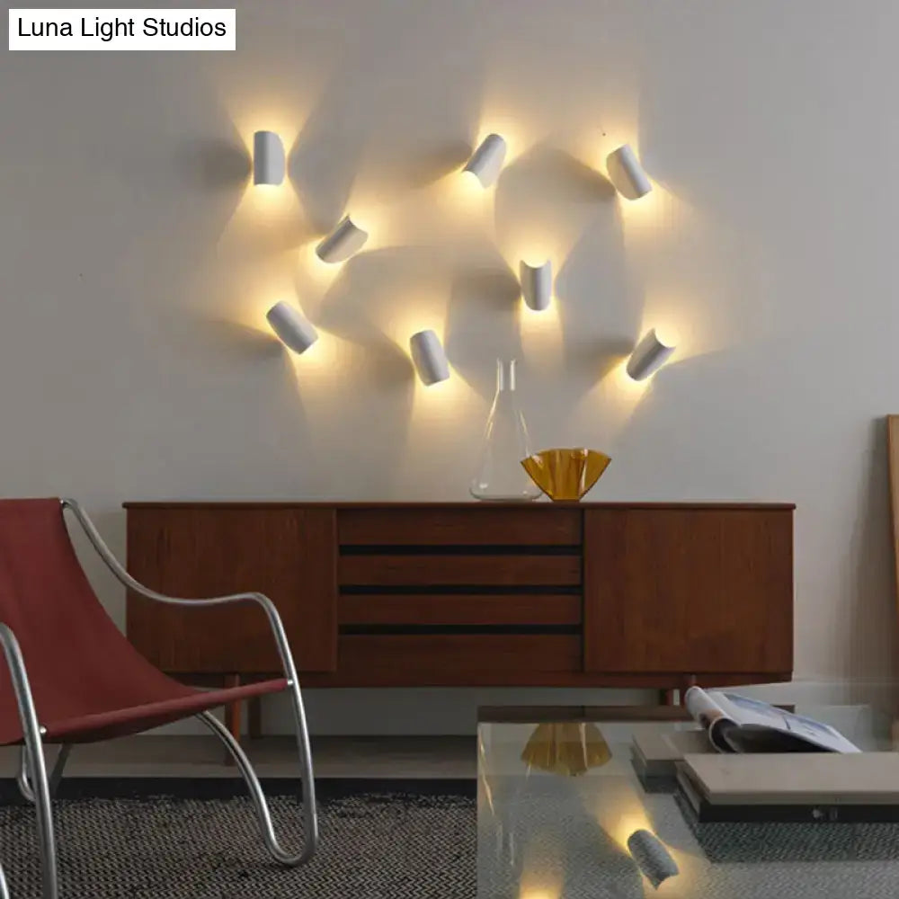 Modern curved gold wall sconce light – bedroom ambient lighting