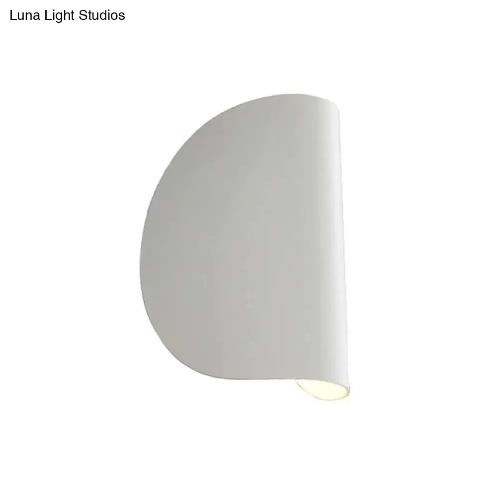 Modern curved gold wall sconce light – bedroom ambient lighting