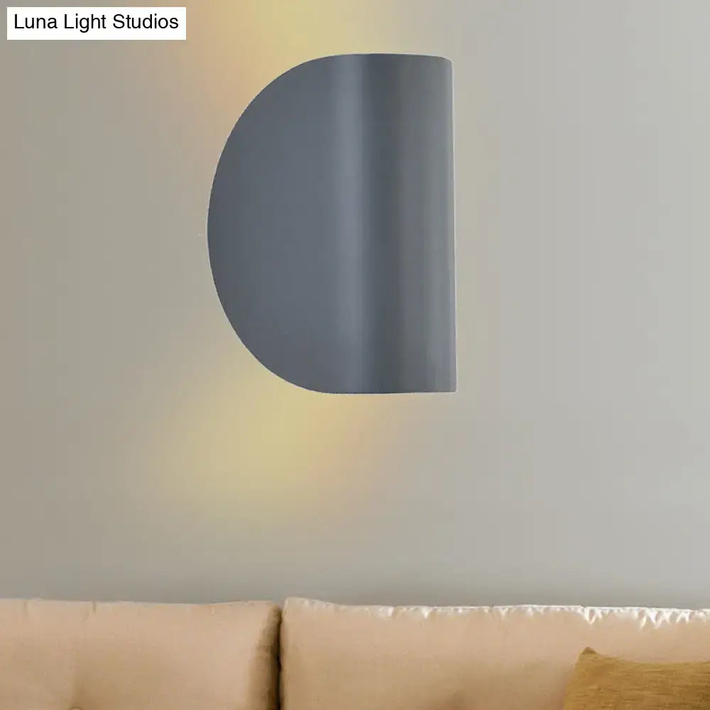 Modern curved gold wall sconce light – bedroom ambient lighting