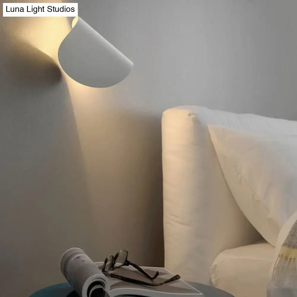 Modern curved gold wall sconce light – bedroom ambient lighting