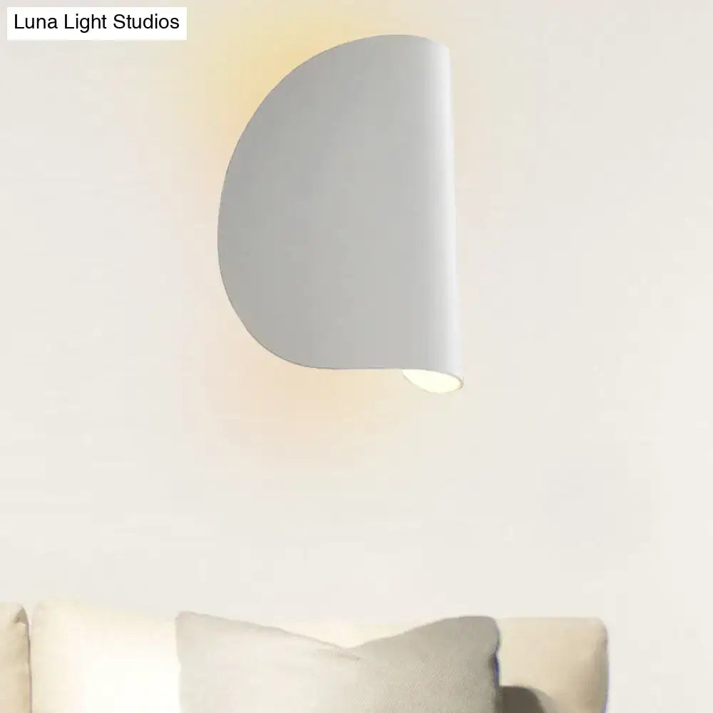 Modern curved gold wall sconce light – bedroom ambient lighting