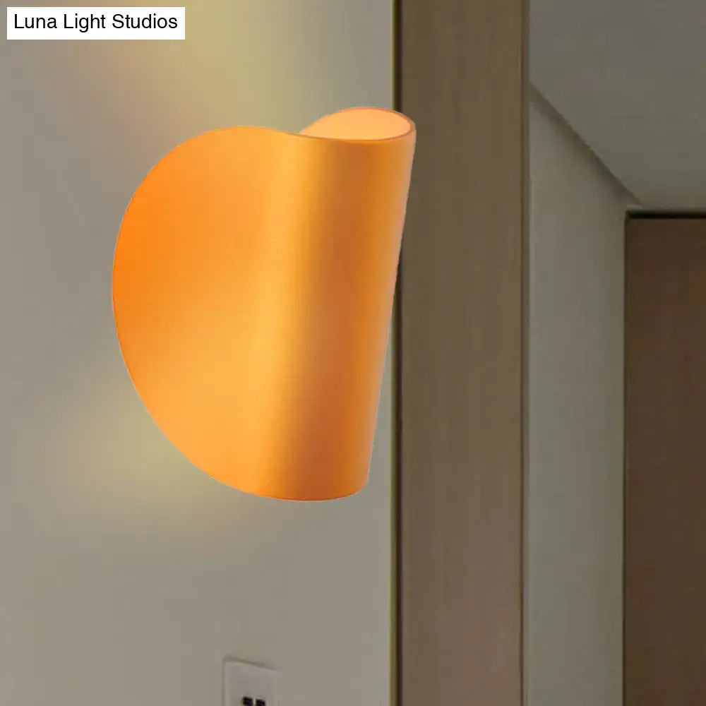 Modern curved gold wall sconce light – bedroom ambient lighting
